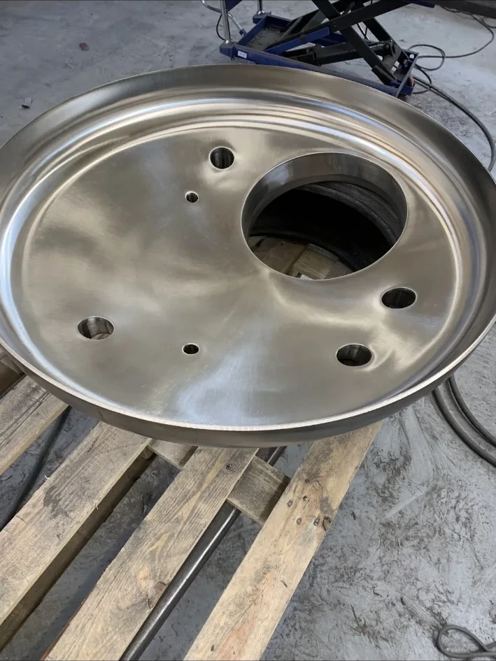 Metal component during polishing work