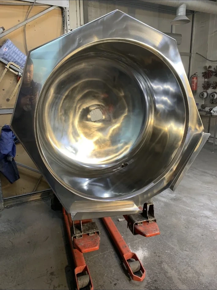 Stainless vessel after surface restoration